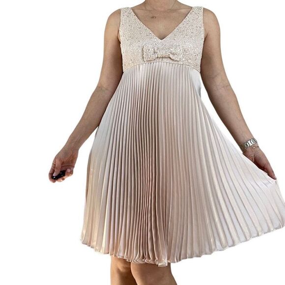 New JS Boutique Beige Pleated Beaded Sleeveless Cocktail Dress Size 10 V Neck - Picture 3 of 14